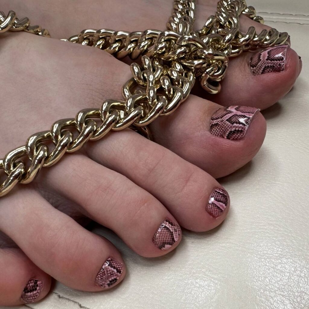 Педикюр в студии Миндаль